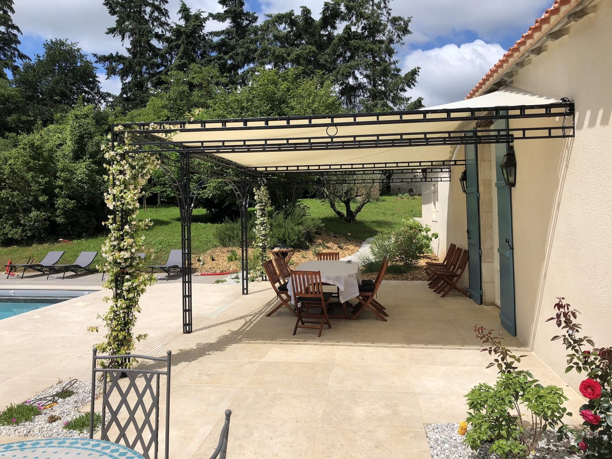 Pergola sur-mesure en acier avec toile d'ombrage