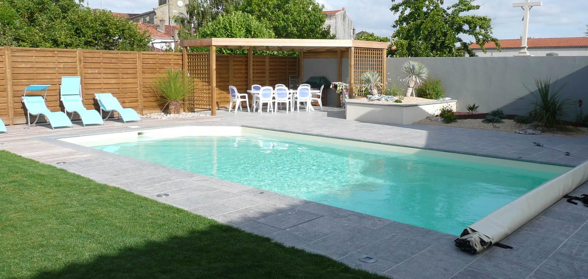 Piscine avec terrasse en pierre bleue