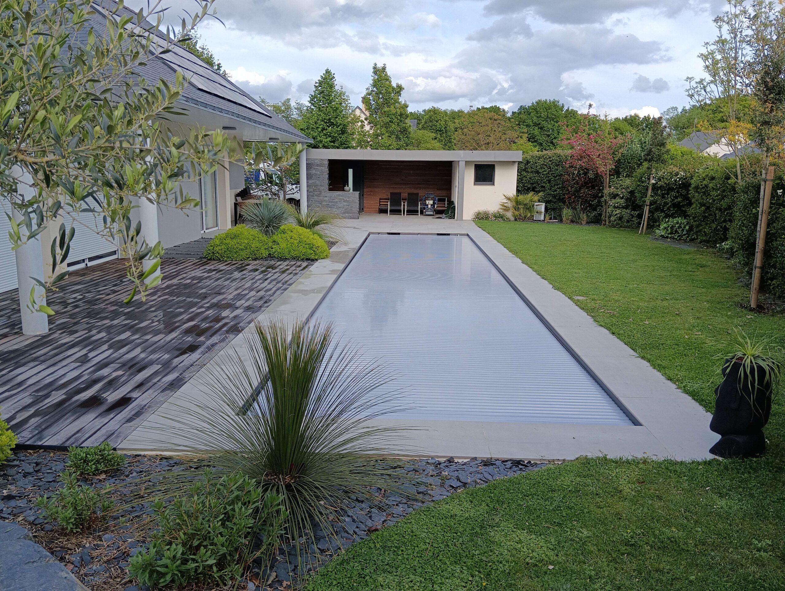 Terrasse céramique avec piscine et volet immergé