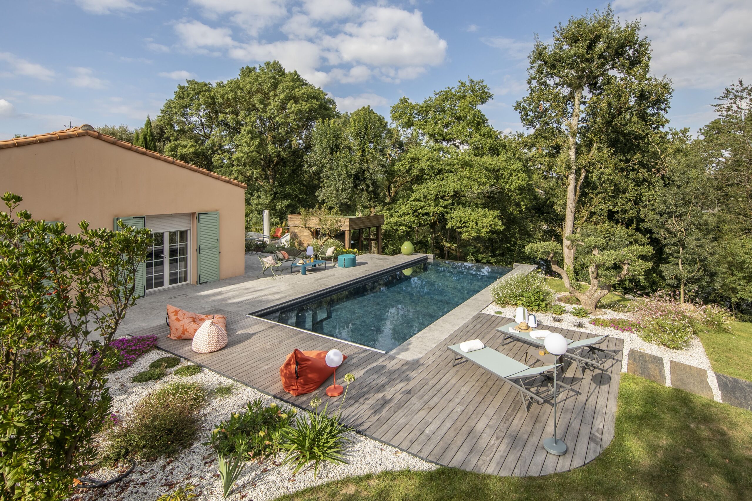 Terrasse en pierre naturelle et bois